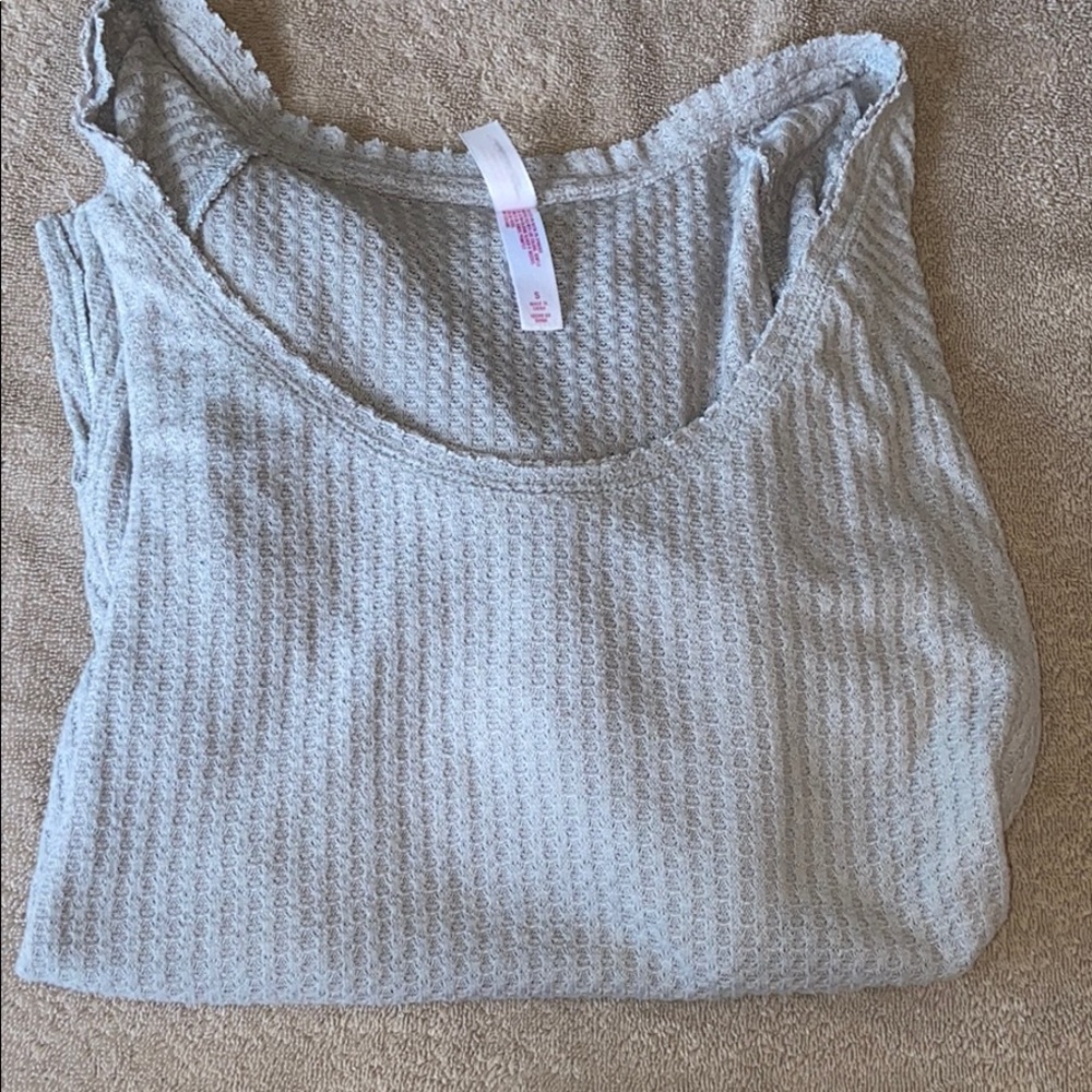 ❤️(3/$10)❤️Xhilaratiion top gray fringe type trim